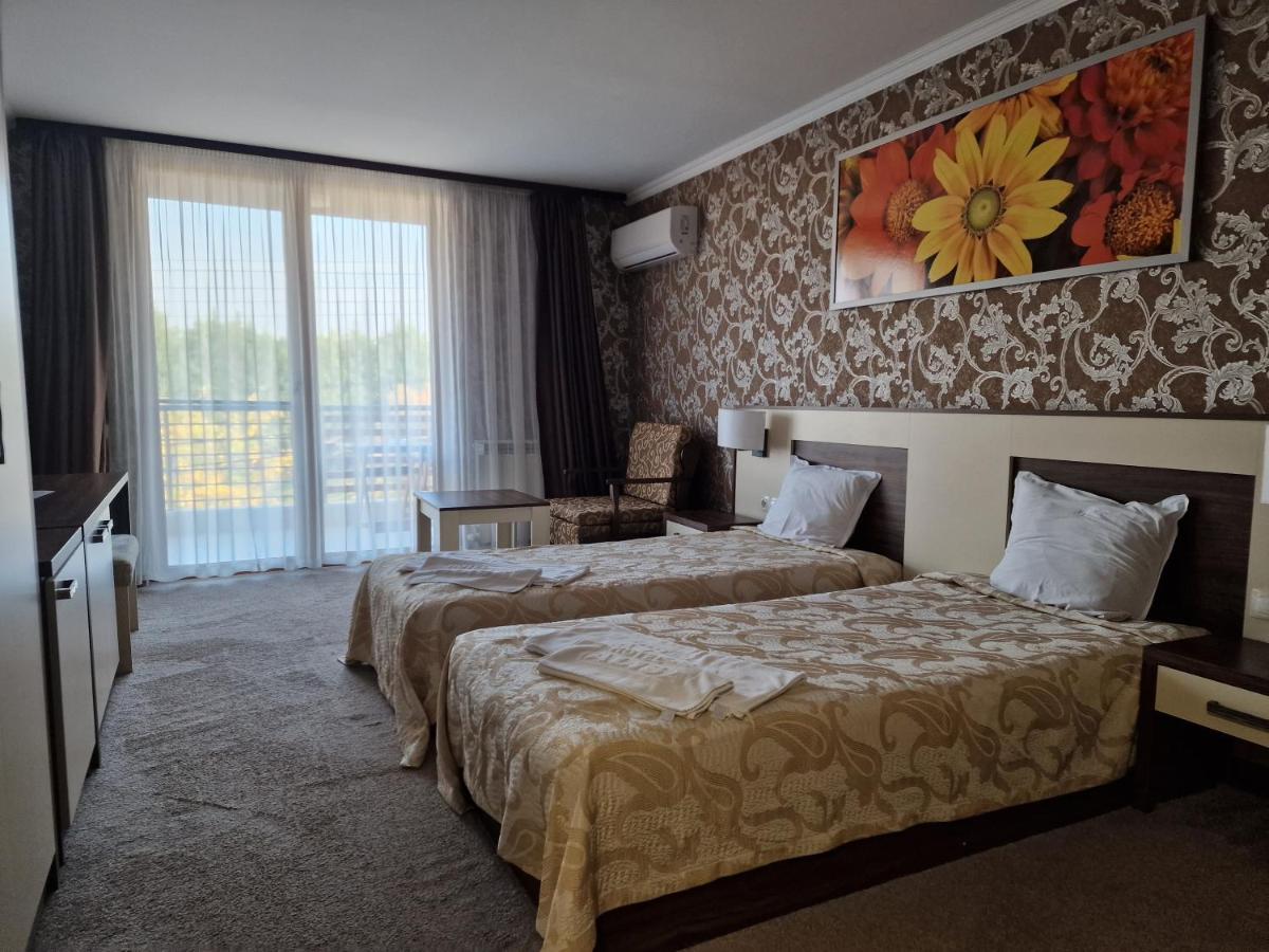 Hotel Alisa พาเวลบันยา ภายนอก รูปภาพ