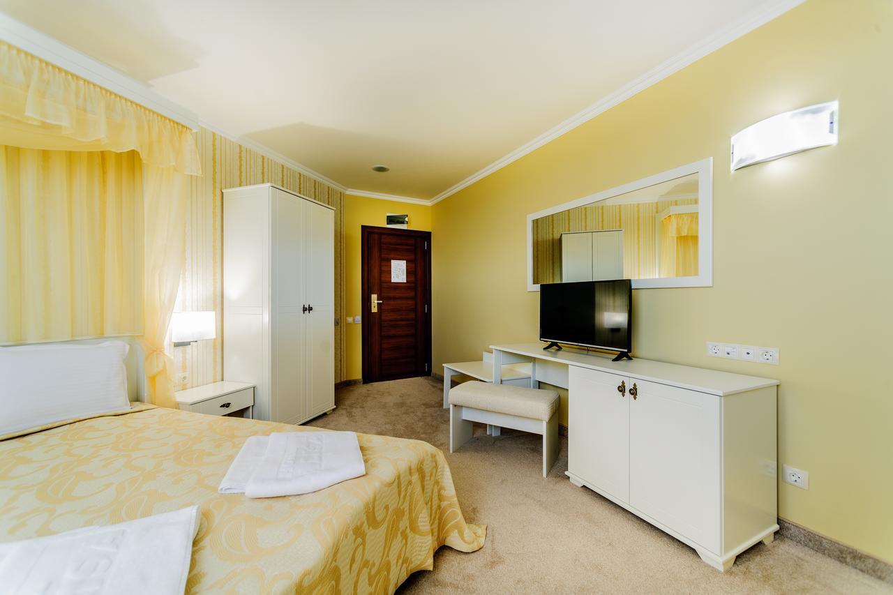 Hotel Alisa พาเวลบันยา ภายนอก รูปภาพ