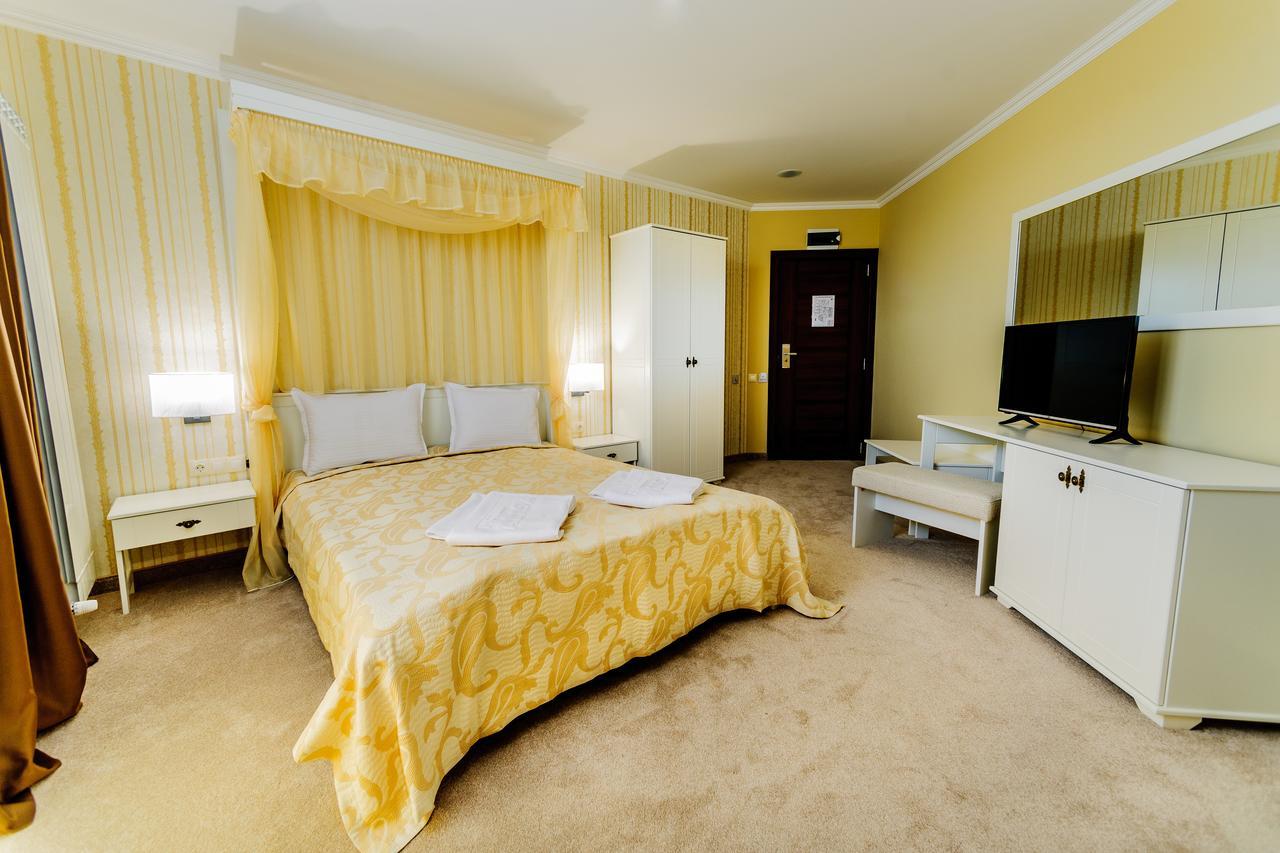 Hotel Alisa พาเวลบันยา ภายนอก รูปภาพ